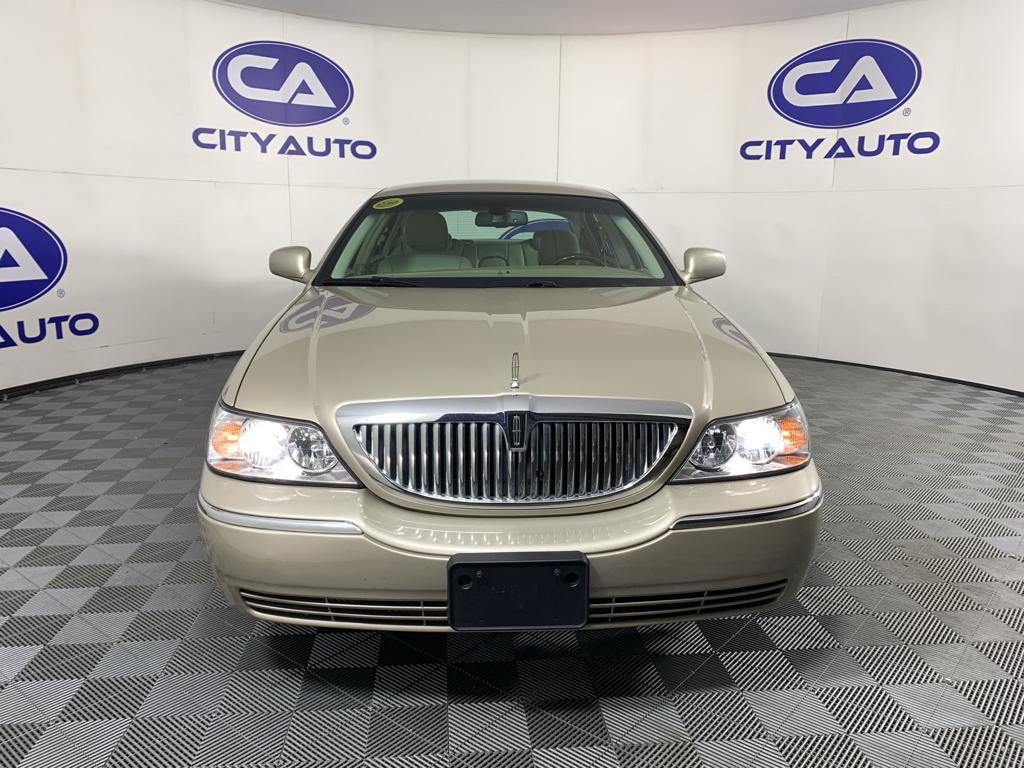 used 2009 Lincoln Town Car car, priced at $13,995