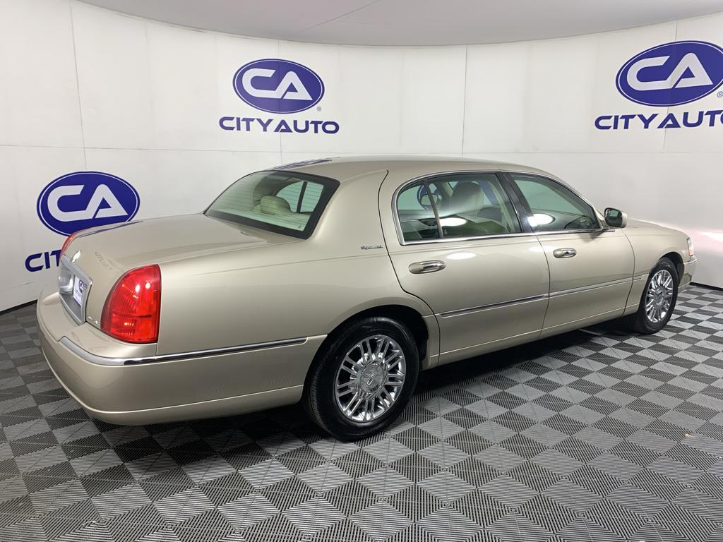 used 2009 Lincoln Town Car car, priced at $13,995