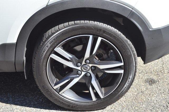 used 2022 Volvo XC40 car, priced at $26,987