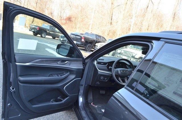 new 2025 Jeep Grand Cherokee car, priced at $54,510