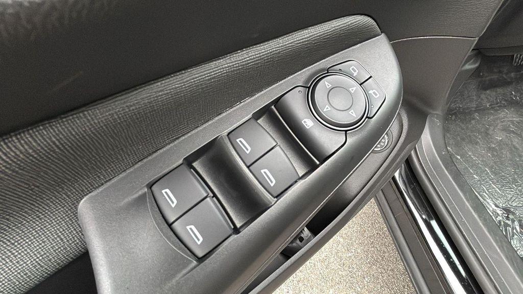 new 2025 Buick Envista car, priced at $24,686