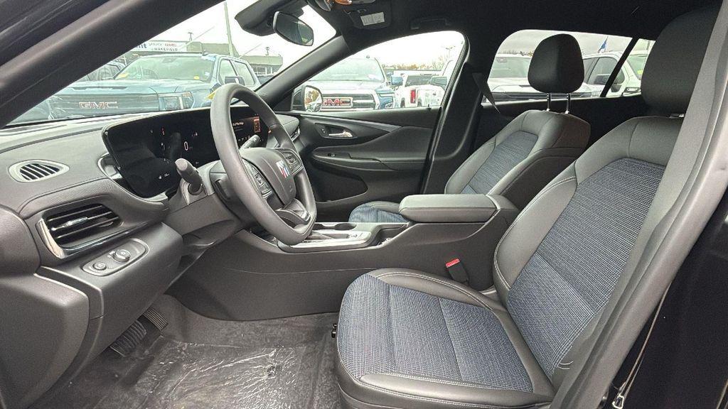 new 2025 Buick Envista car, priced at $24,686