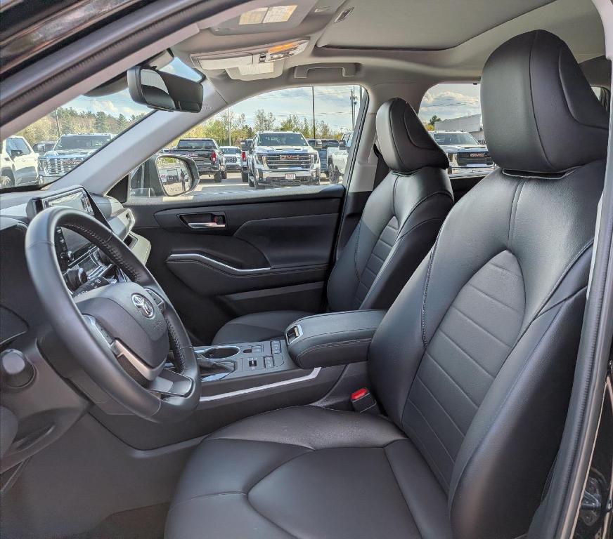 used 2022 Toyota Highlander car, priced at $35,980