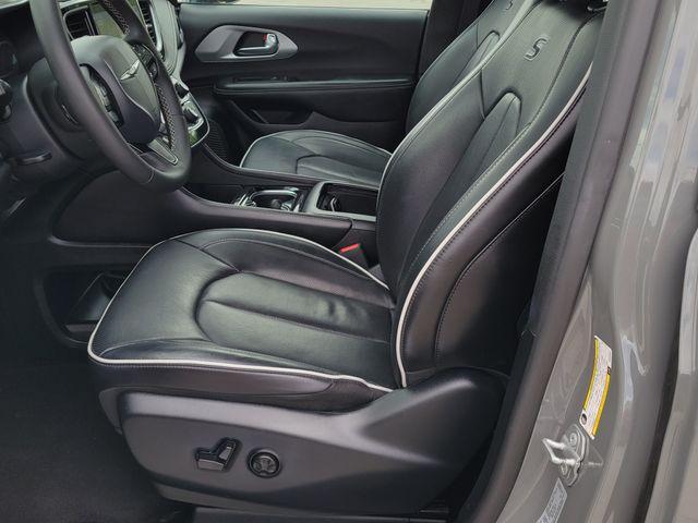 used 2025 Chrysler Pacifica car, priced at $37,344