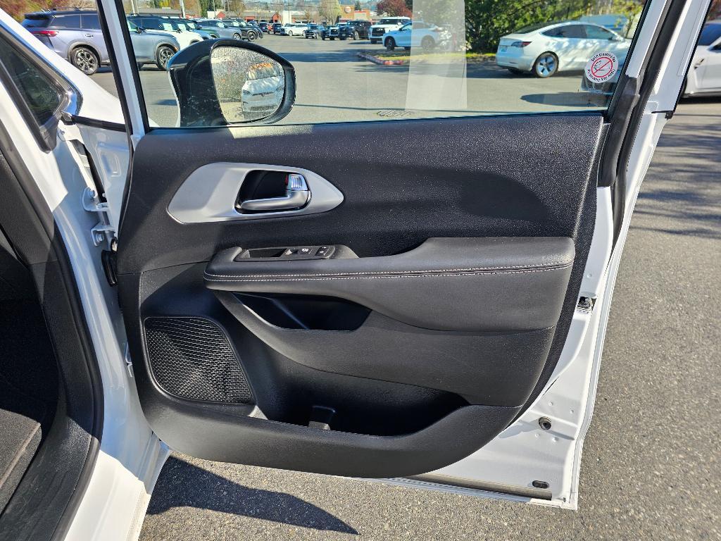 used 2026 Chrysler Pacifica car, priced at $42,675