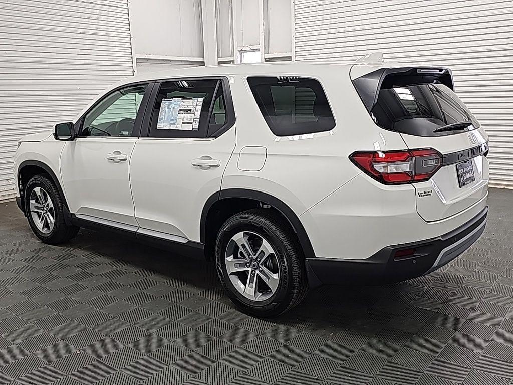 new 2025 Honda Pilot car, priced at $45,430