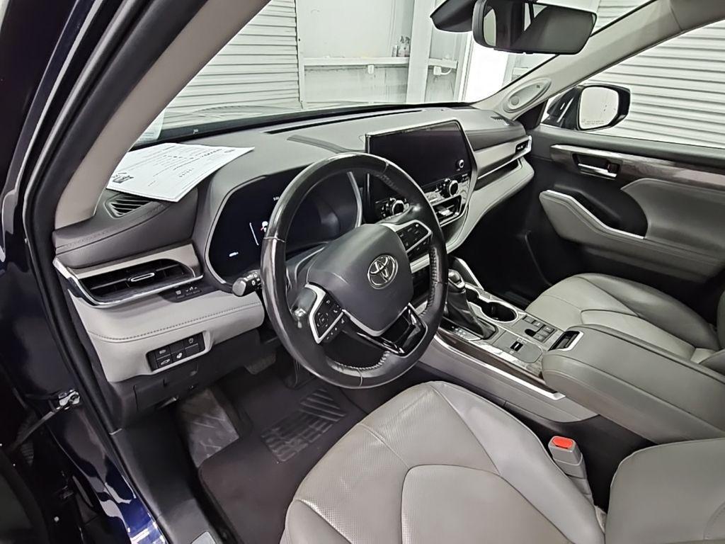 used 2023 Toyota Highlander car, priced at $34,500