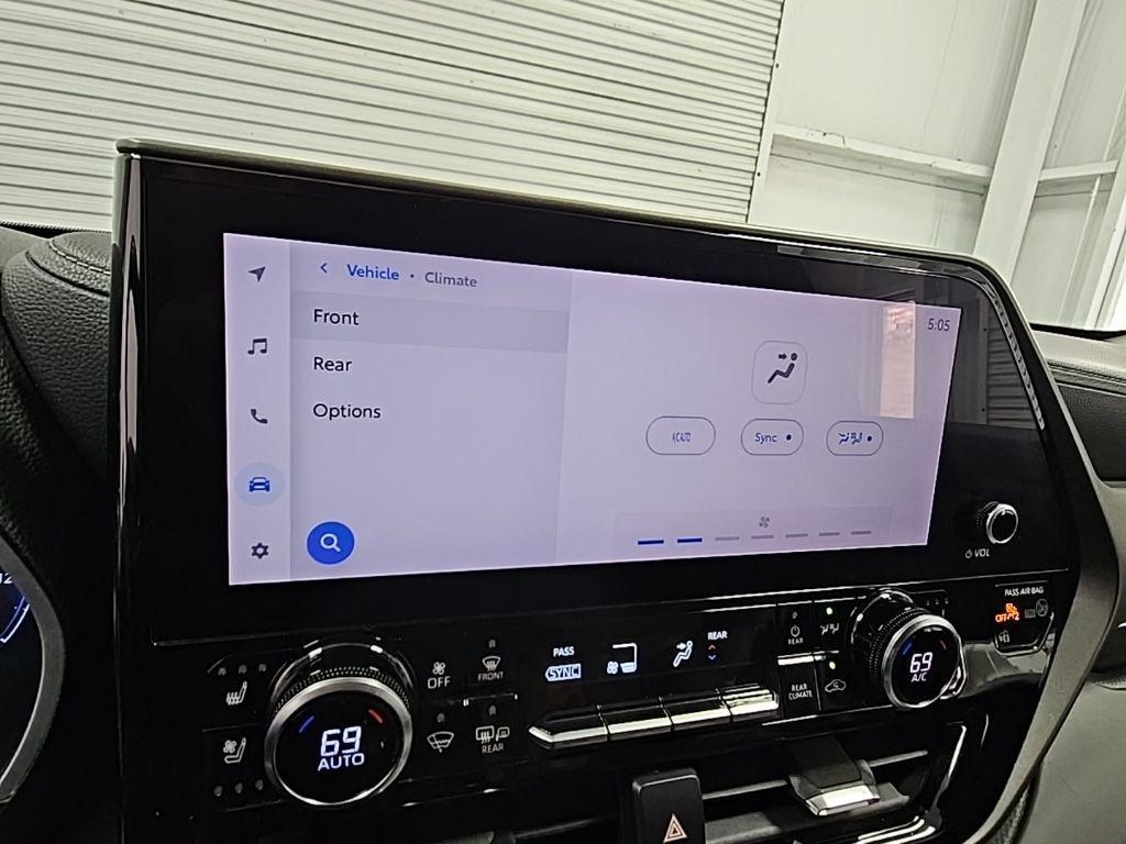 used 2023 Toyota Highlander car, priced at $34,500