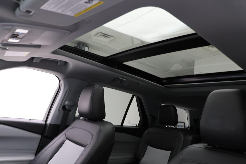 2022 Star White Metallic Tri-Coat Ford Explorer