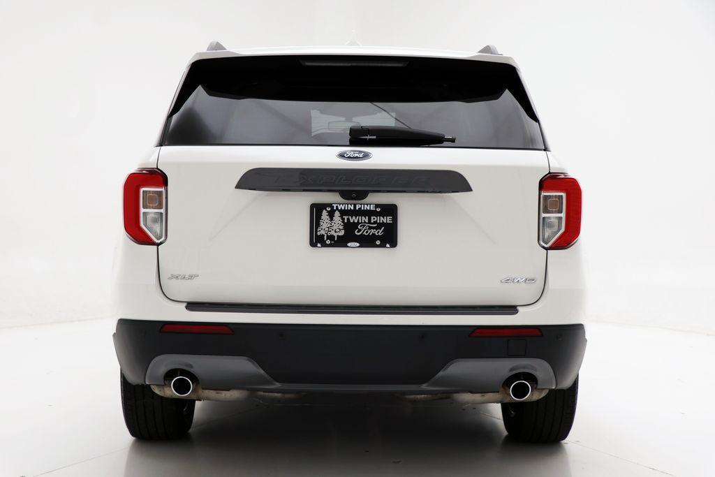 2022 Star White Metallic Tri-Coat Ford Explorer