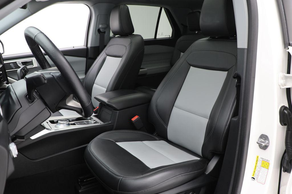 2022 Star White Metallic Tri-Coat Ford Explorer