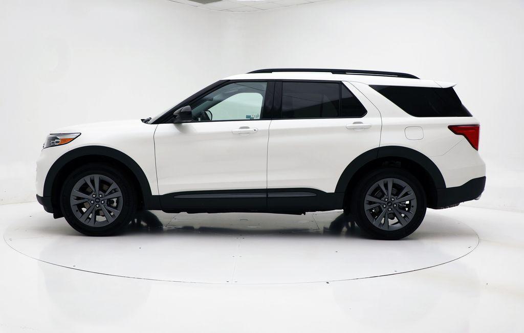 2022 Star White Metallic Tri-Coat Ford Explorer