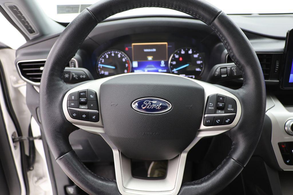 2022 Star White Metallic Tri-Coat Ford Explorer