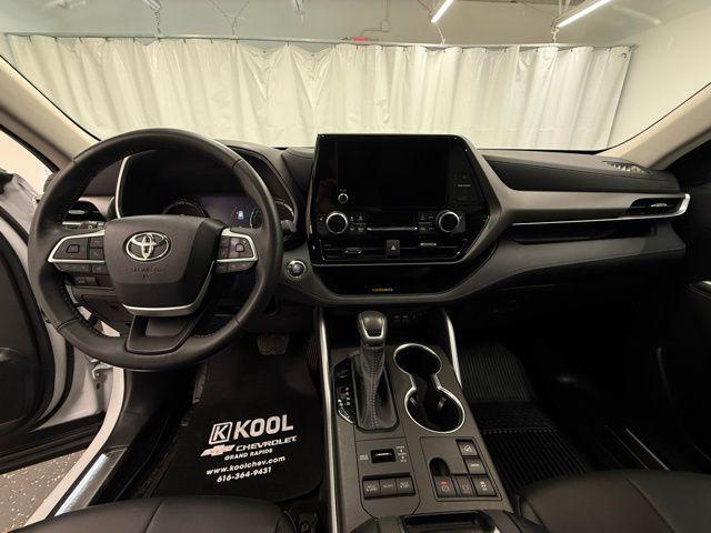 used 2023 Toyota Highlander car, priced at $39,000