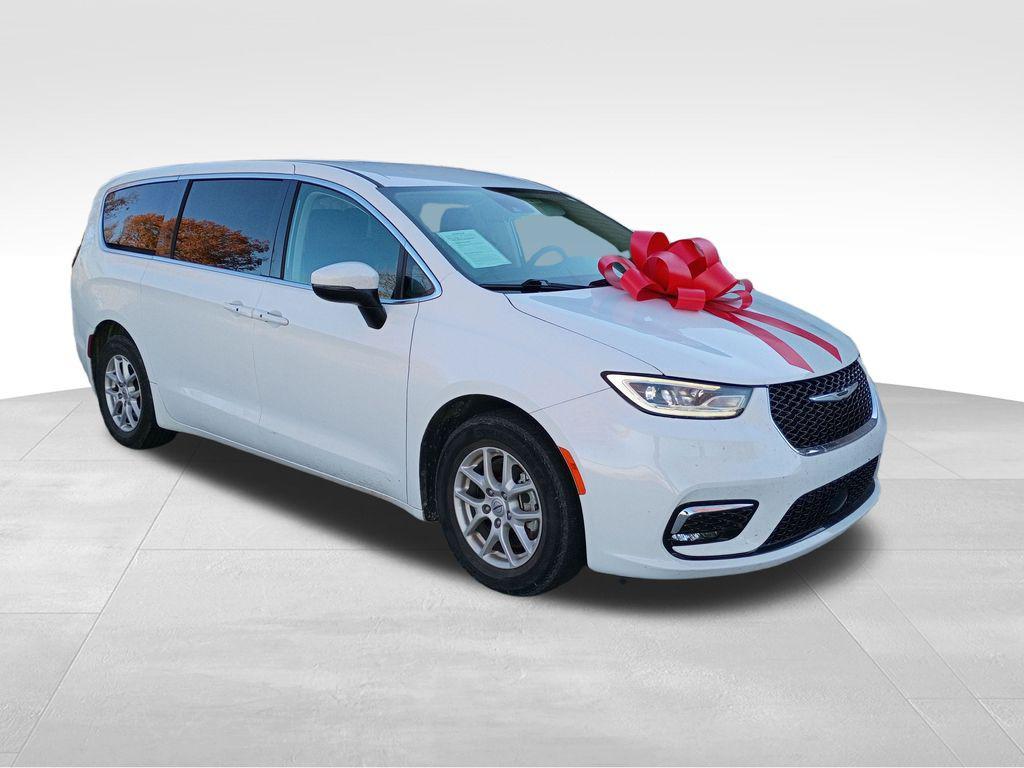 used 2023 Chrysler Pacifica car, priced at $19,000