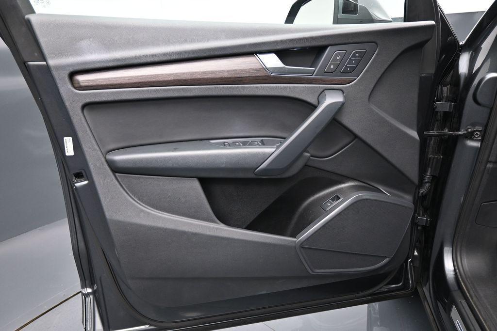 Audi Q5 view 10