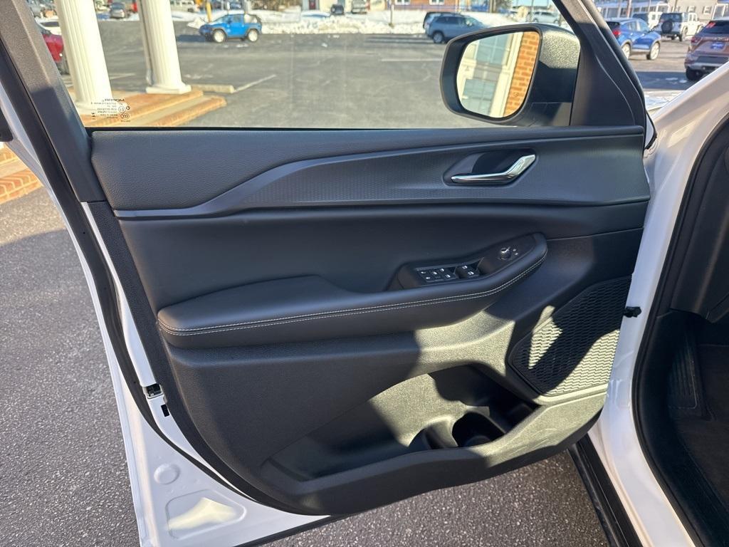 used 2024 Jeep Grand Cherokee car, priced at $28,900