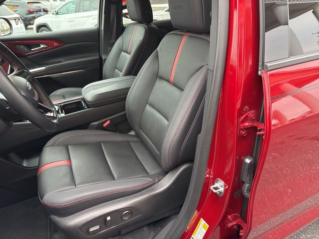 used 2024 Chevrolet Traverse car, priced at $48,900