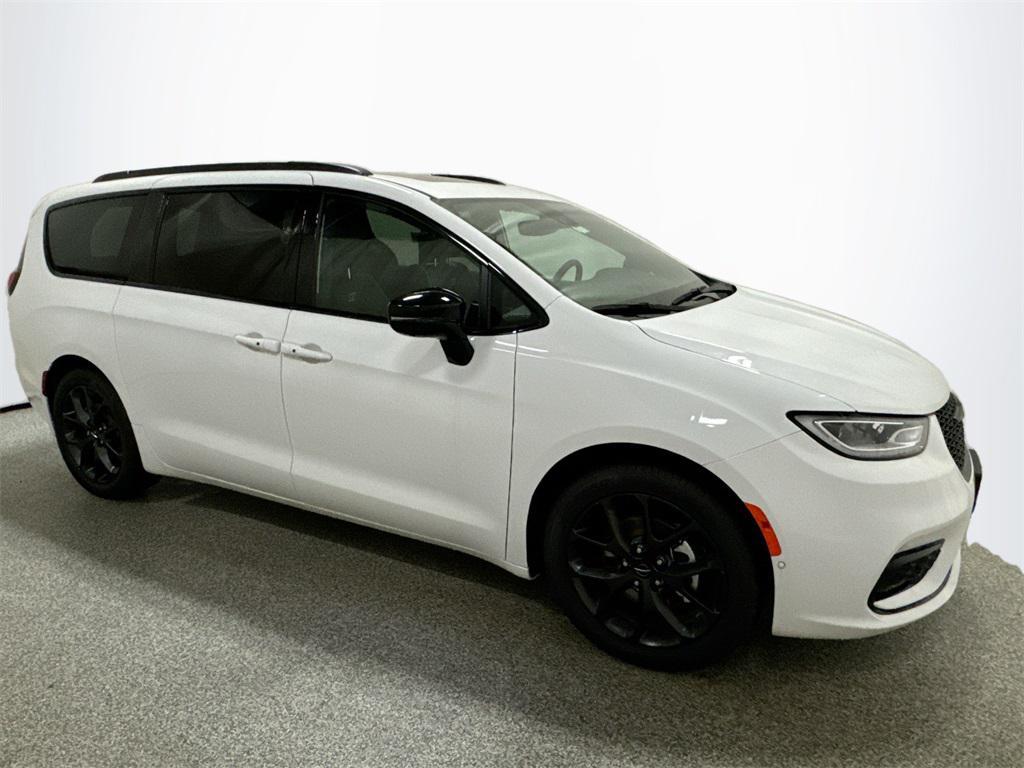 new 2024 Chrysler Pacifica car, priced at $46,102