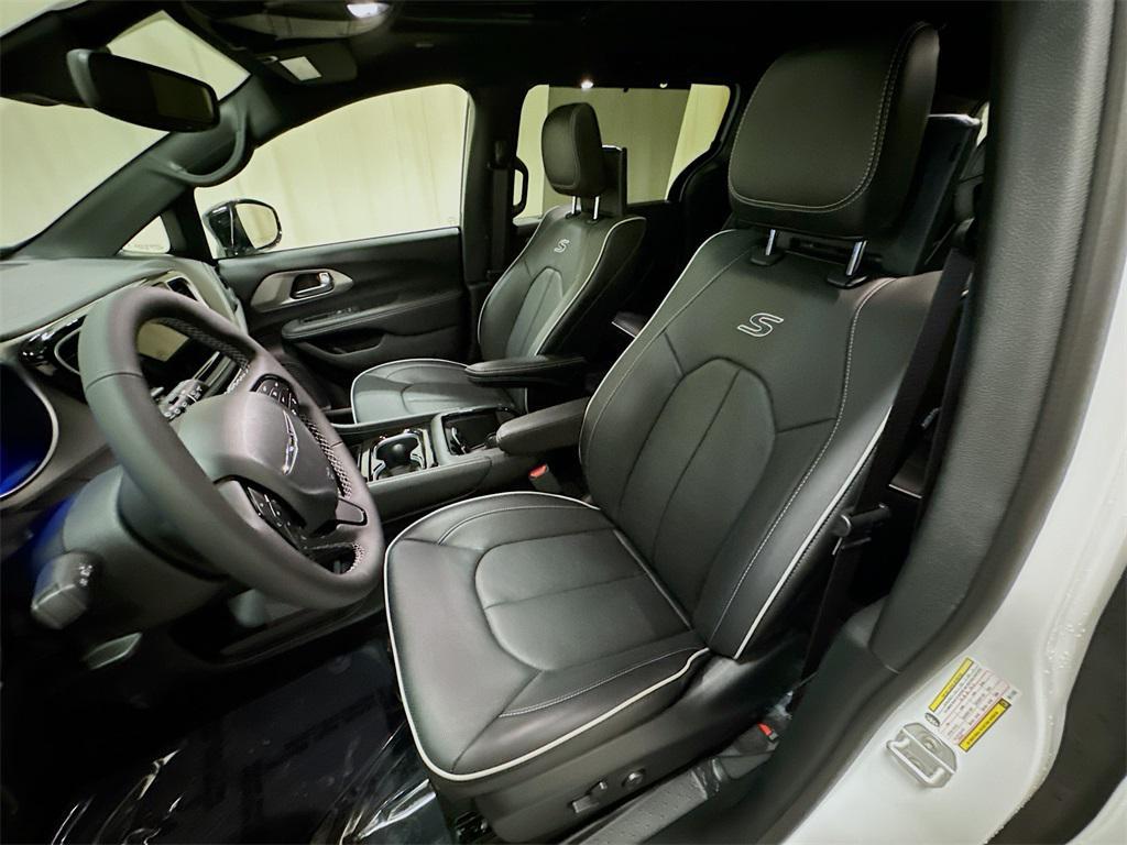 new 2024 Chrysler Pacifica car, priced at $46,102