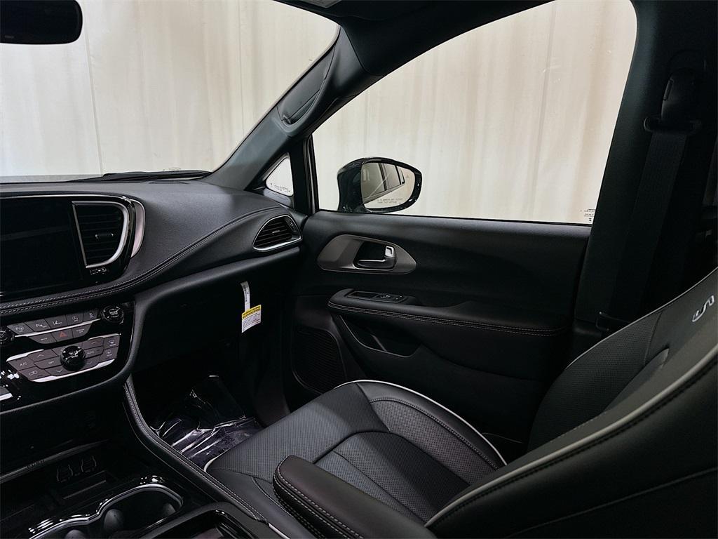 new 2024 Chrysler Pacifica car, priced at $46,102
