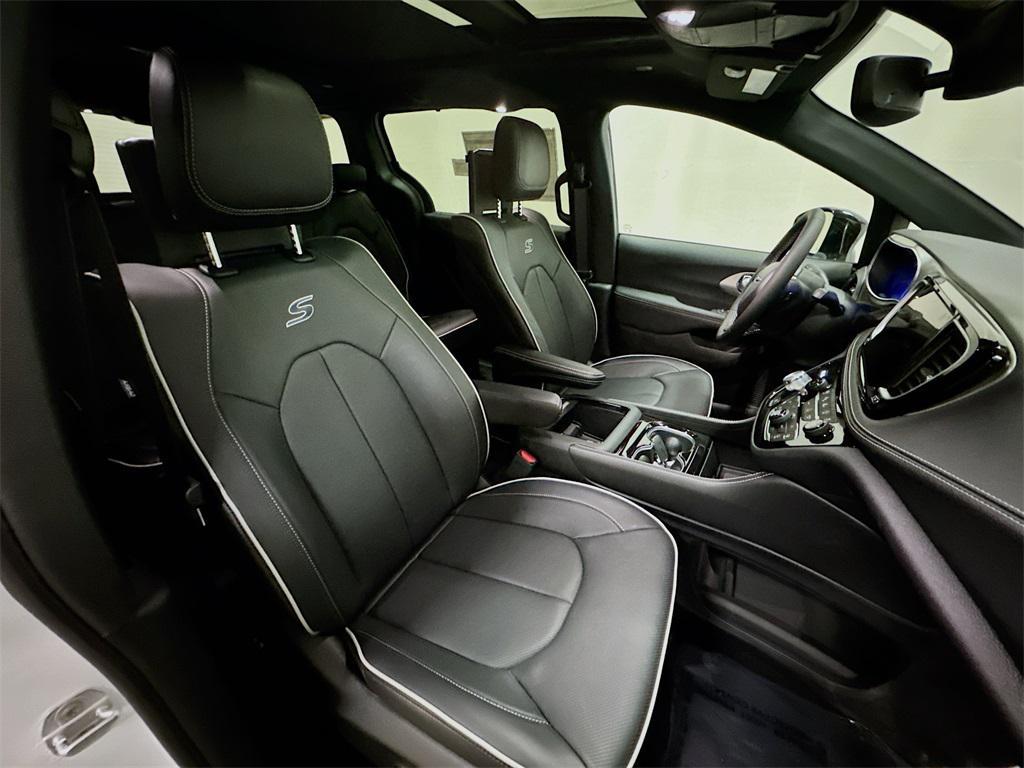 new 2024 Chrysler Pacifica car, priced at $46,102