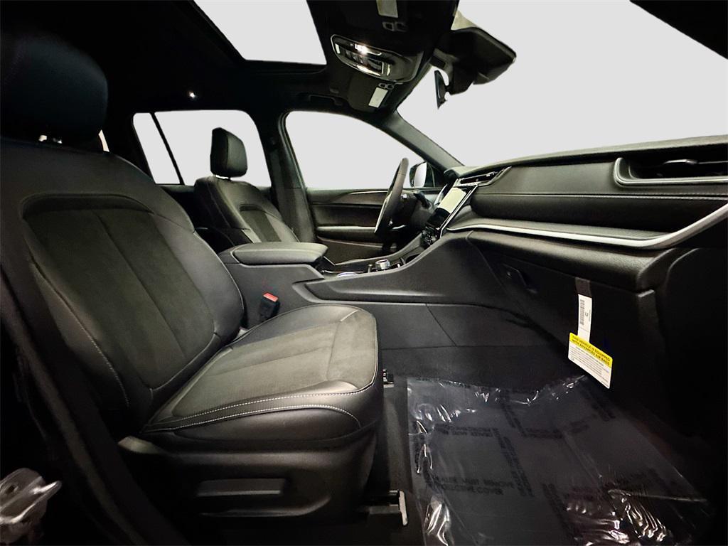 new 2025 Jeep Grand Cherokee car, priced at $44,566