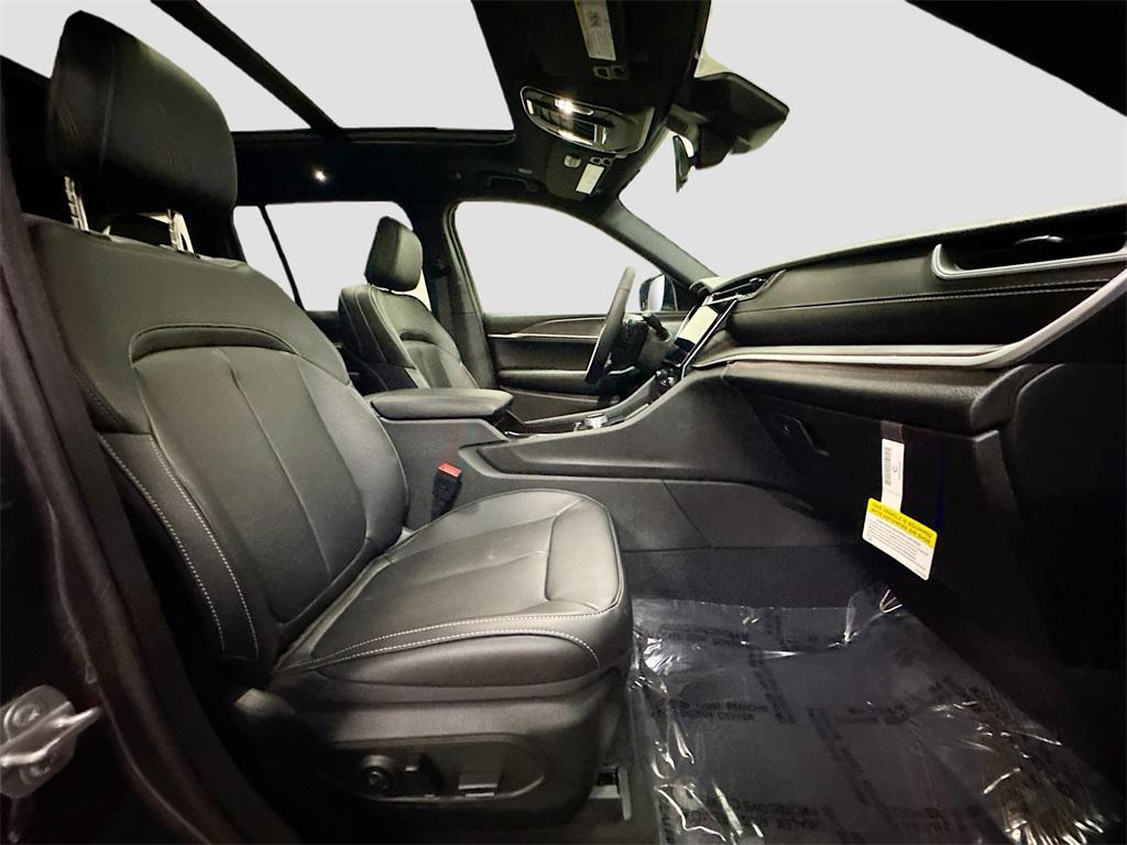 new 2025 Jeep Grand Cherokee car, priced at $47,992