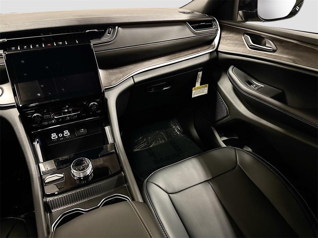 new 2025 Jeep Grand Cherokee car, priced at $47,992