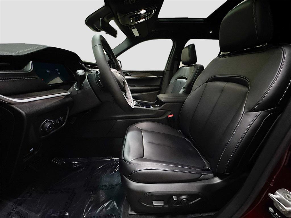 new 2025 Jeep Grand Cherokee car, priced at $48,375