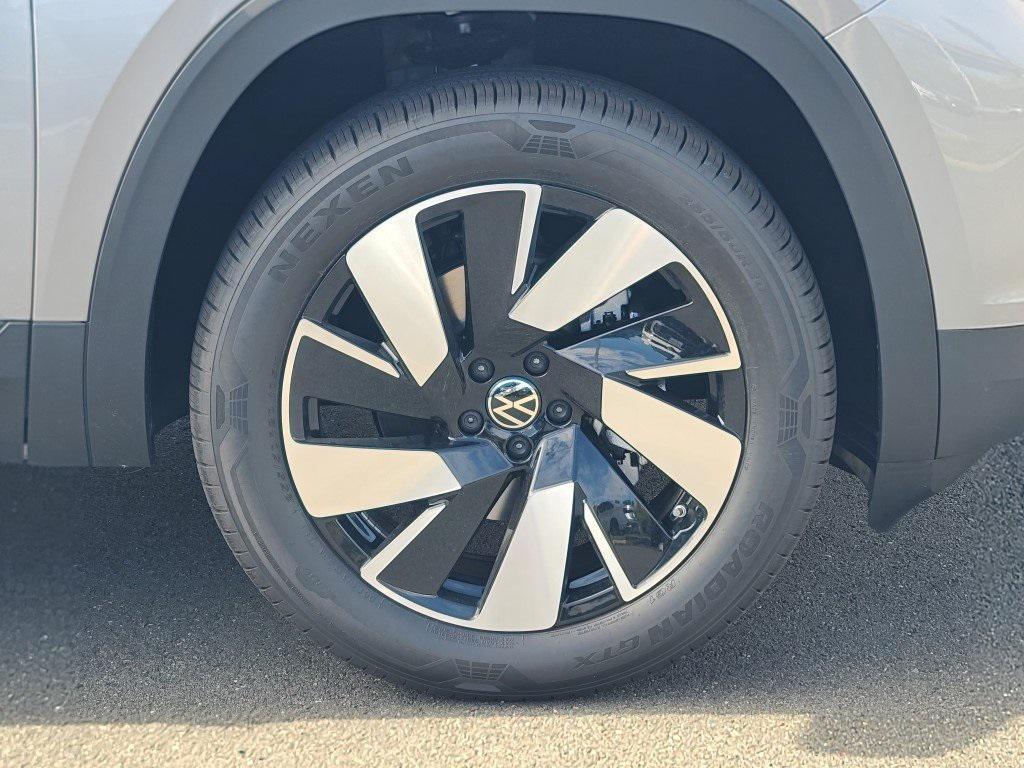 new 2026 Volkswagen Atlas Cross Sport car, priced at $41,562