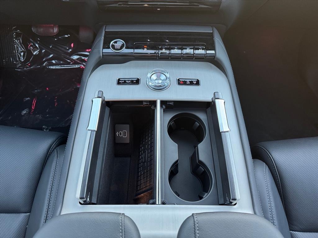 new 2025 Lincoln Navigator car, priced at $107,002