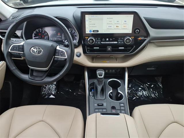 used 2023 Toyota Highlander car, priced at $32,998