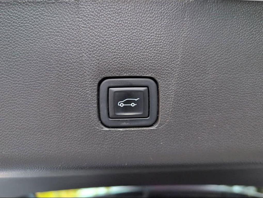 used 2022 Chevrolet Traverse car, priced at $32,655