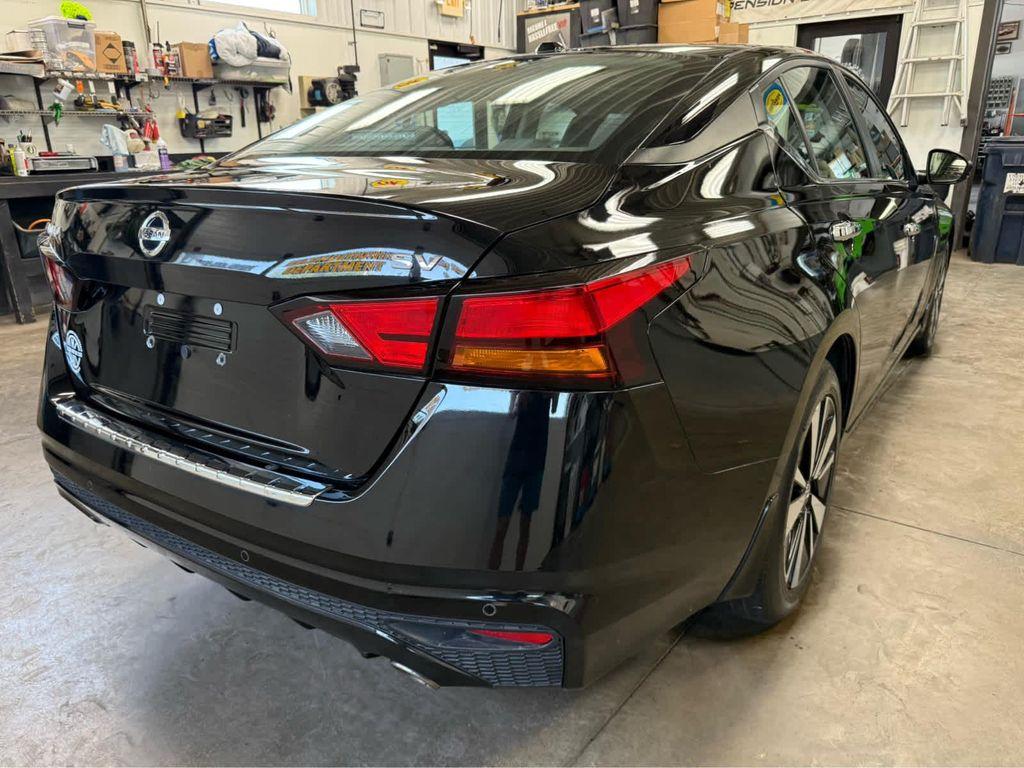 2022 Super Black Nissan Altima