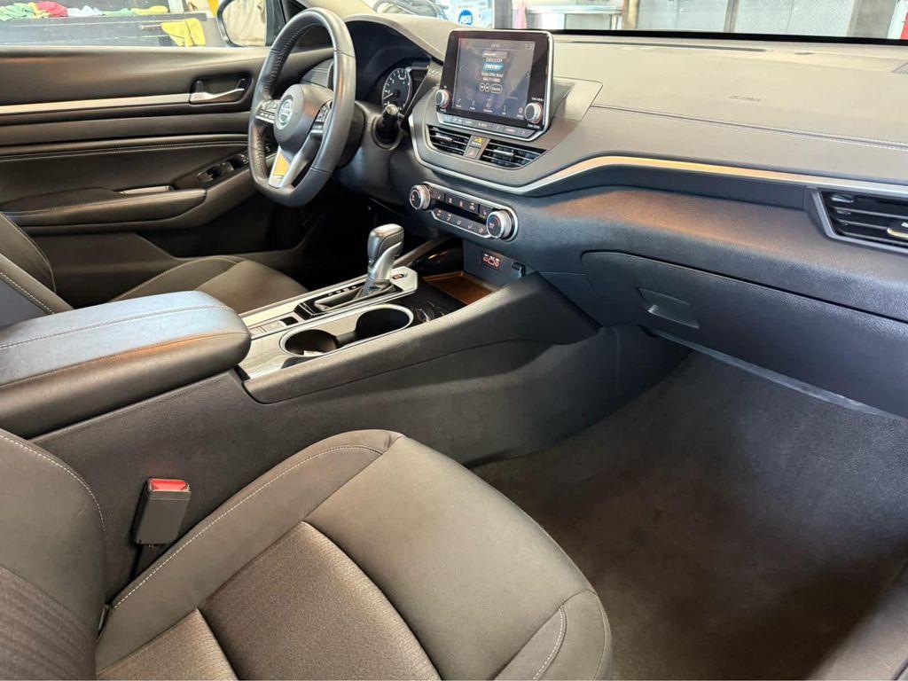 2022 Super Black Nissan Altima