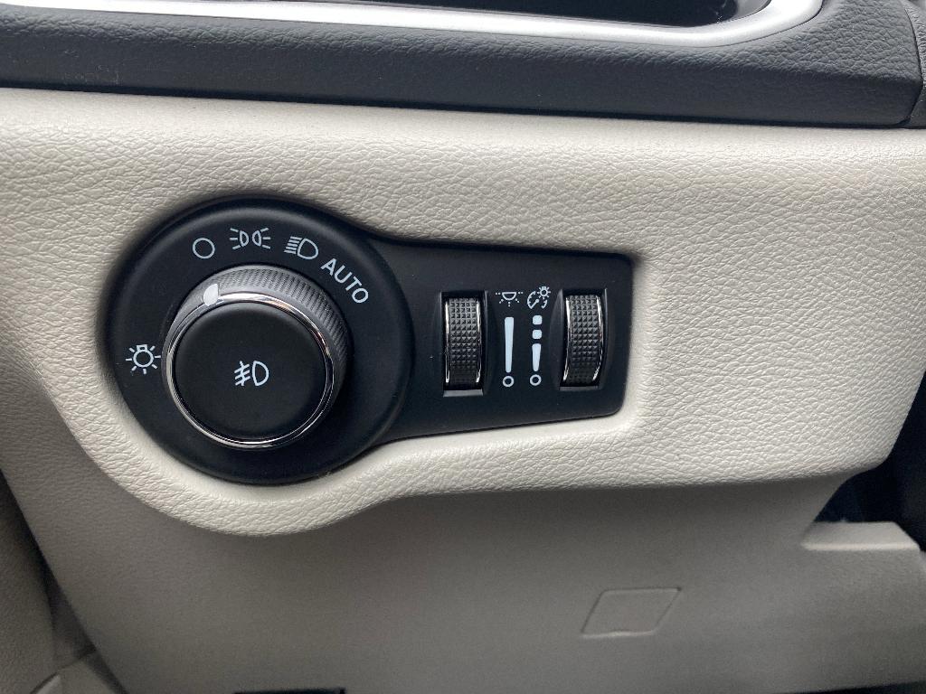 used 2024 Chrysler Pacifica car, priced at $34,977