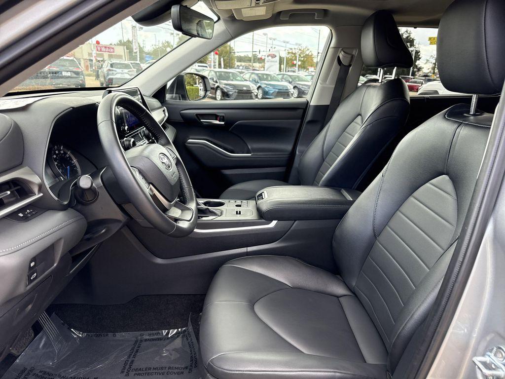 used 2025 Toyota Highlander Hybrid car, priced at $44,397