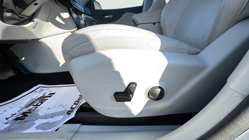 used 2022 Jeep Cherokee car, priced at $16,979