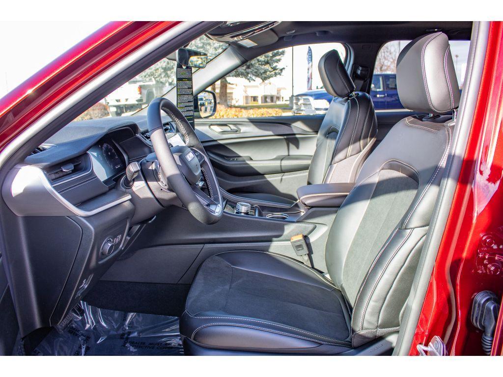 new 2025 Jeep Grand Cherokee car, priced at $42,750