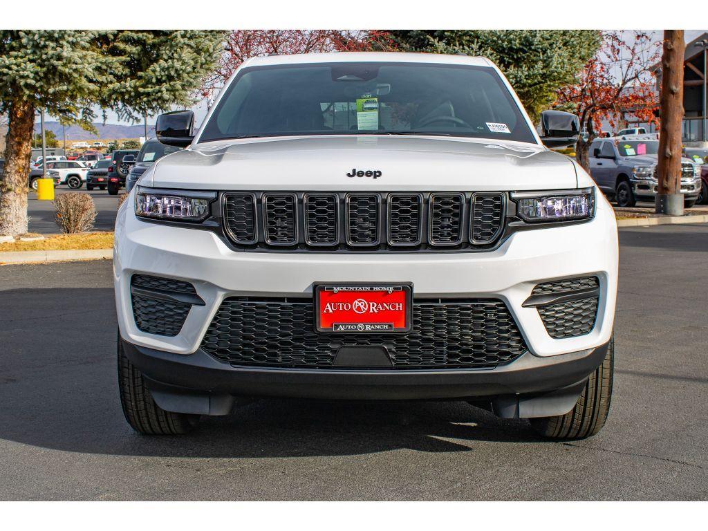 new 2025 Jeep Grand Cherokee car, priced at $40,750