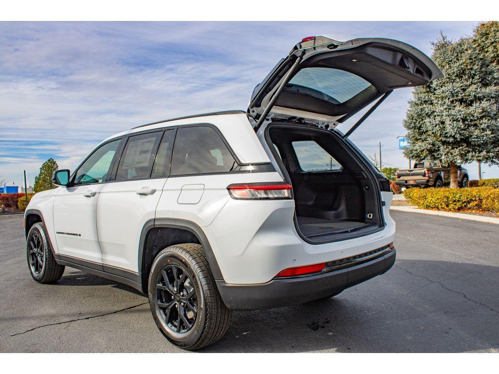 new 2025 Jeep Grand Cherokee car, priced at $40,750