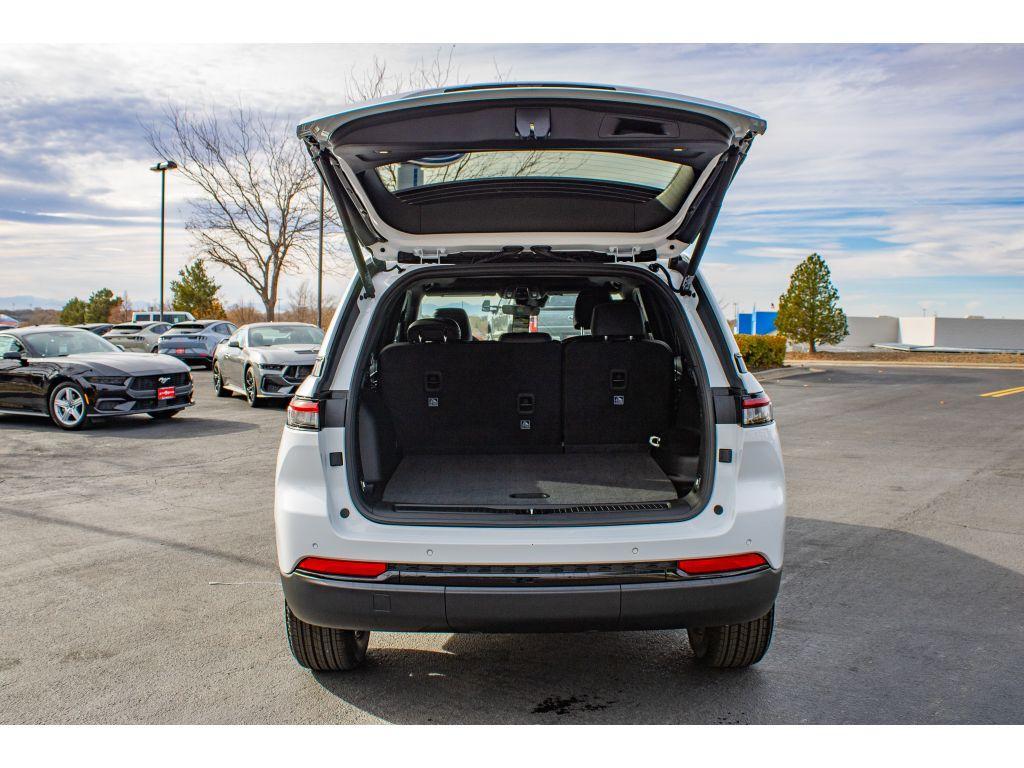 new 2025 Jeep Grand Cherokee car, priced at $40,750