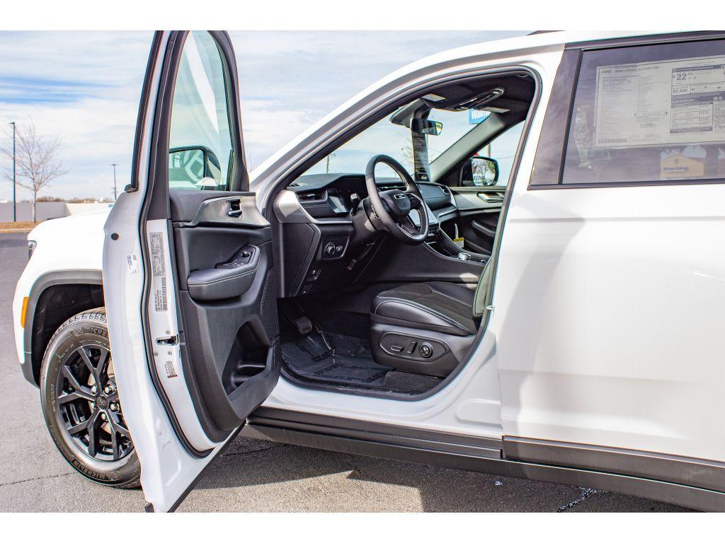 new 2025 Jeep Grand Cherokee car, priced at $40,750