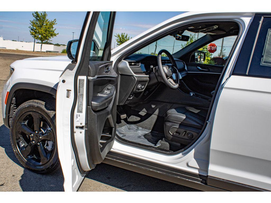 new 2025 Jeep Grand Cherokee car, priced at $43,250