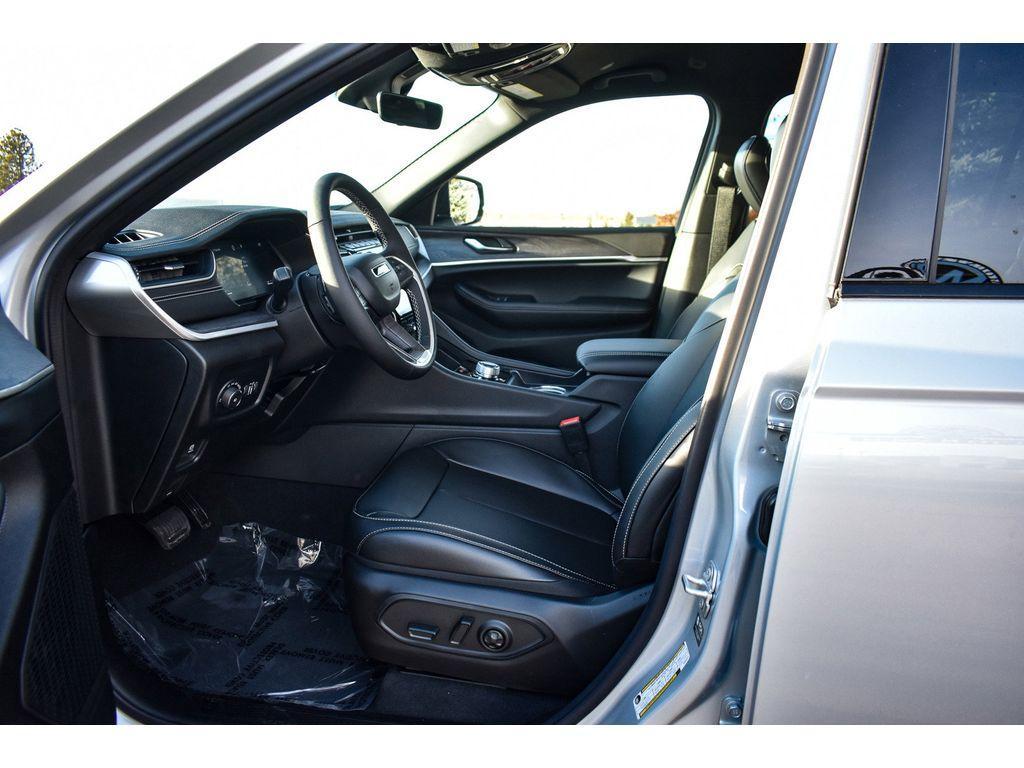 new 2025 Jeep Grand Cherokee L car, priced at $44,000