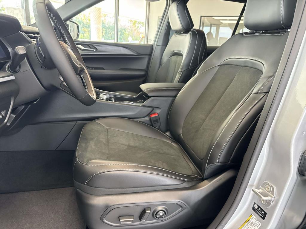 new 2025 Jeep Grand Cherokee car, priced at $44,230