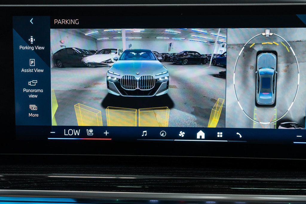 BMW 7 Series view 26