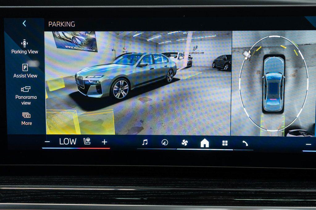 BMW 7 Series view 27