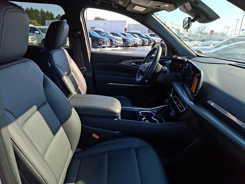 used 2025 Chevrolet Traverse car, priced at $37,598